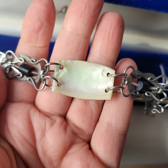 Silver tone bracelet with shells - Picture 5 of 7